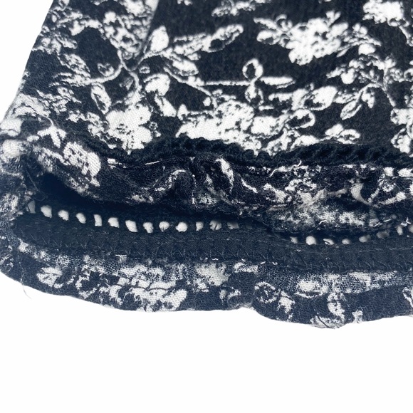 Full Tilt ꕥ Floral Window Pane Lace Trim Short ꕥ Black with White Print ꕥ Size M - Picture 4 of 13